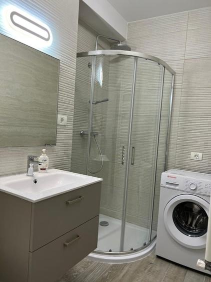 Apartament cu 2 camere decomandat, mobilat în Central