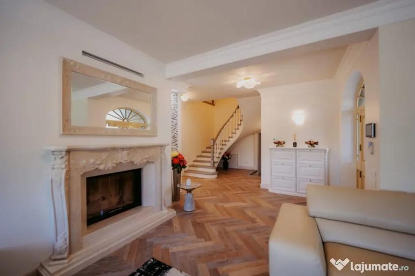 Casă cu 8 camere cu Teren 11880 Mp în Horodnic
