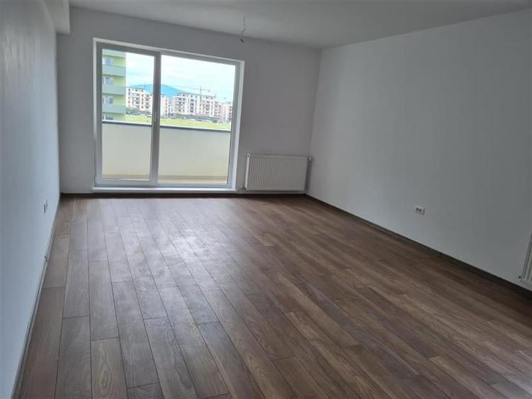 Apartament cu 2 camere decomandat în Tractorul