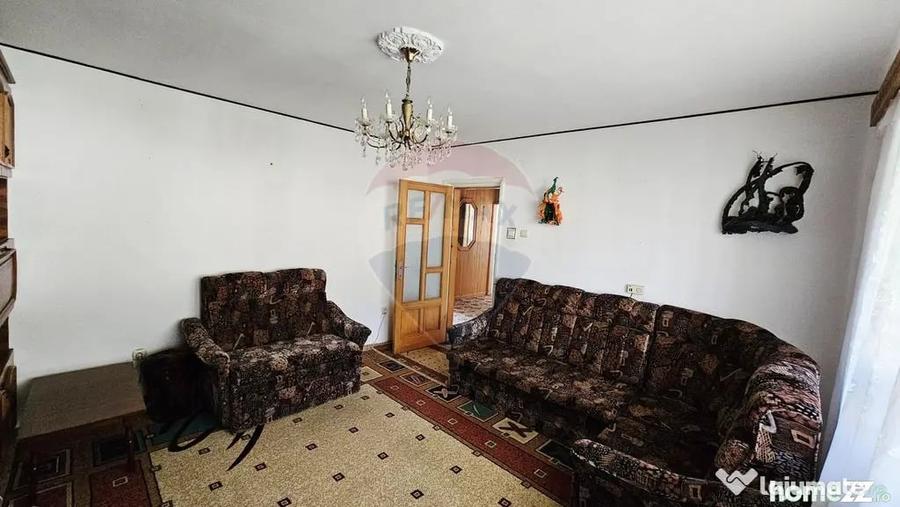 Apartament cu 4 camere decomandat în Mărăței