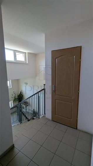 Penthouse cu 3 camere decomandat, mobilat în Aradului