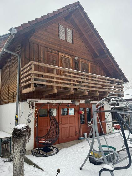 Casă individuală cu 9 camere cu Canalizare în Bran