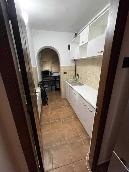 Apartament cu 3 camere semidecomandat în Podu Roș