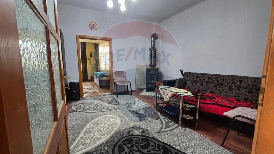 Casă cu 3 camere cu Teren 250 Mp în Central