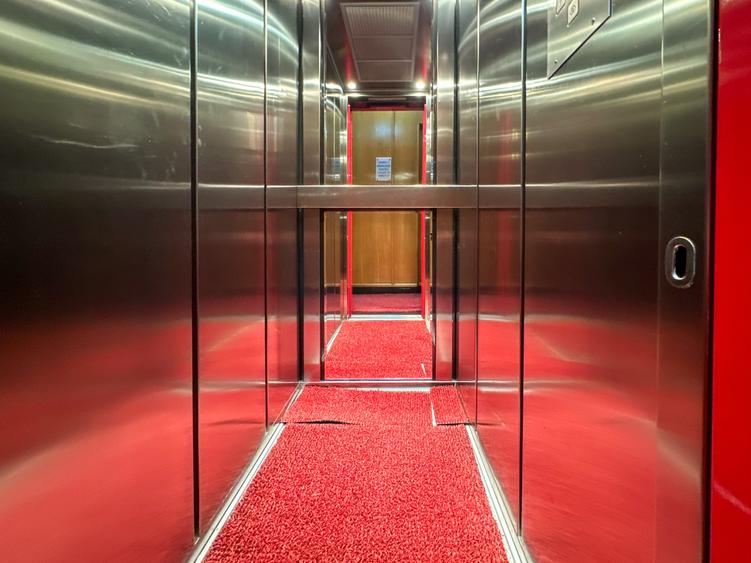 Apartament cu 6 camere semidecomandat în Primăverii