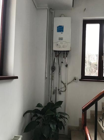 Casă individuală cu 9 camere cu Canalizare în Tineretului