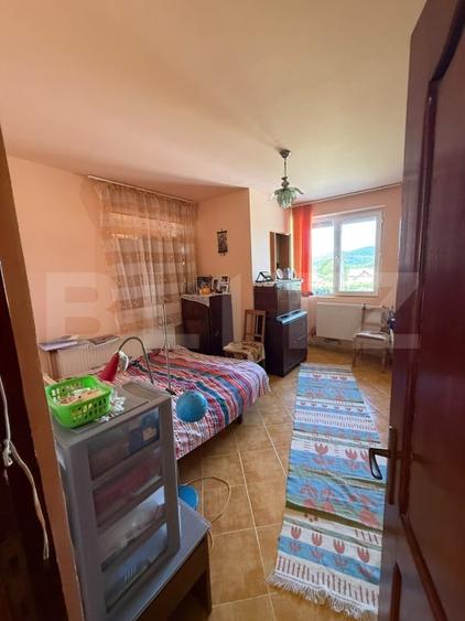 Casă individuală cu 10 camere cu Canalizare în Pucioasa