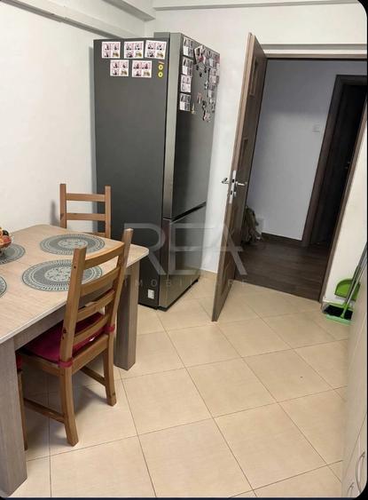 Apartament cu 4 camere semidecomandat, mobilat în Berceni