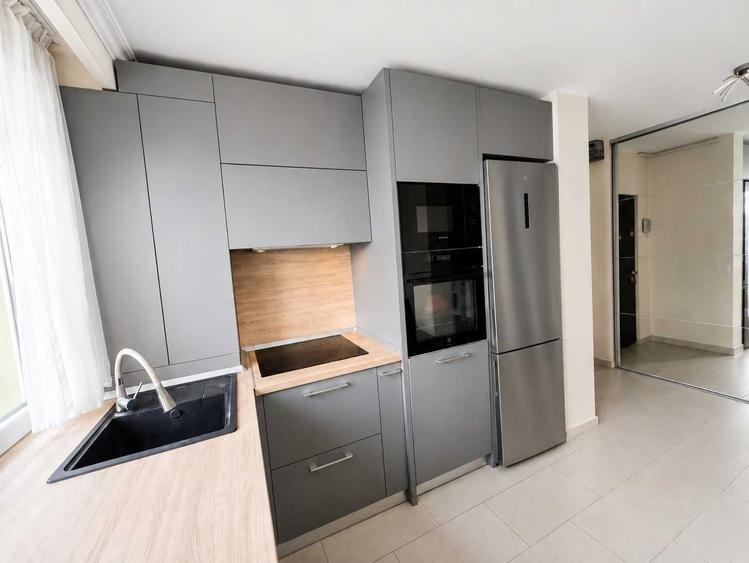 Apartament cu 3 camere semidecomandat în Titan