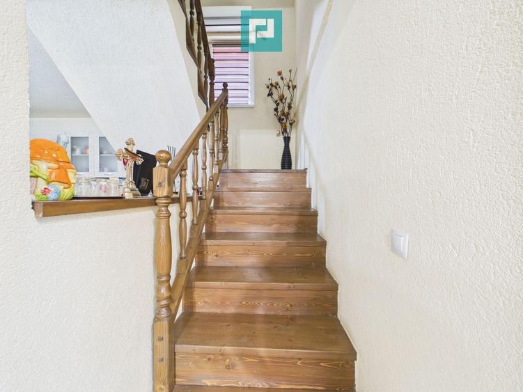 Casă individuală cu 5 camere cu Canalizare în Utvin