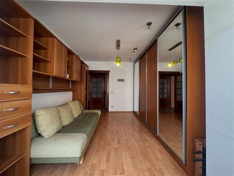 Apartament cu 3 camere decomandat, mobilat în Păcurari