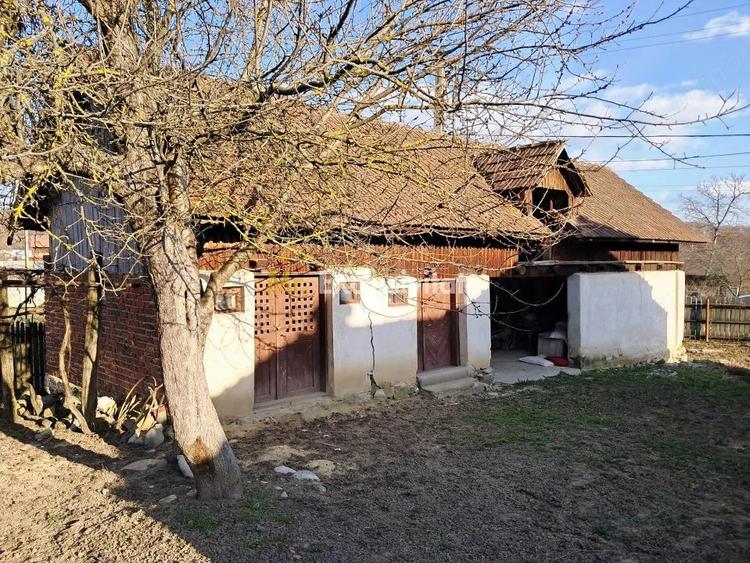 Casă cu 5 camere cu Teren 1466 Mp în Polovragi
