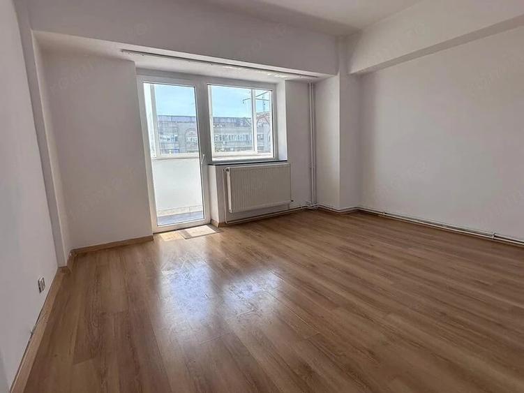 Apartament cu 4 camere decomandat în Decebal
