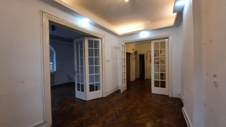 Apartament cu 3 camere semidecomandat în Moșilor