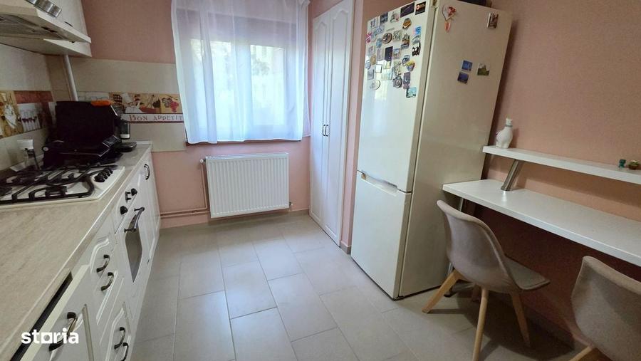 Apartament cu 3 camere decomandat în Aradului