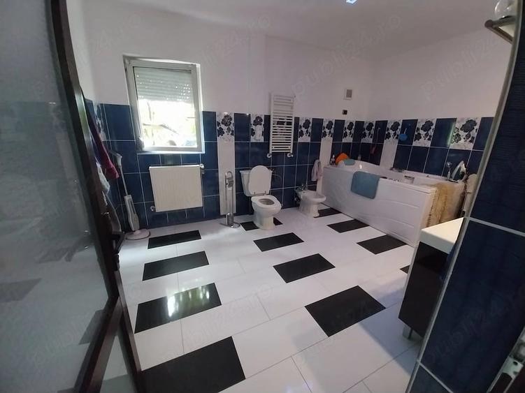 Casă cu Teren 4200 Mp în Livezi