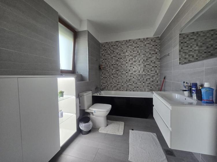 Duplex cu 5 camere cu Canalizare în Nord