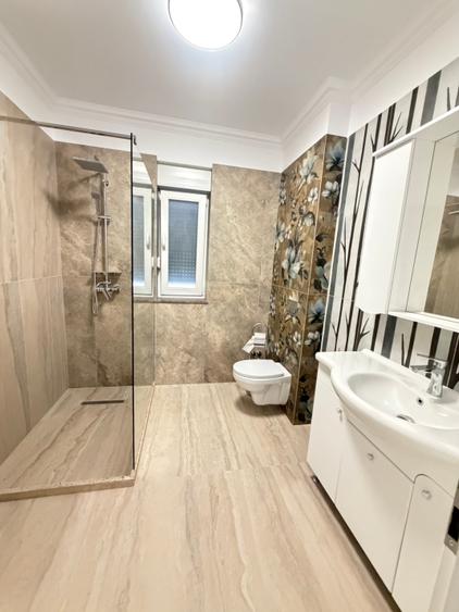Casă individuală cu 7 camere cu Canalizare în Aradului