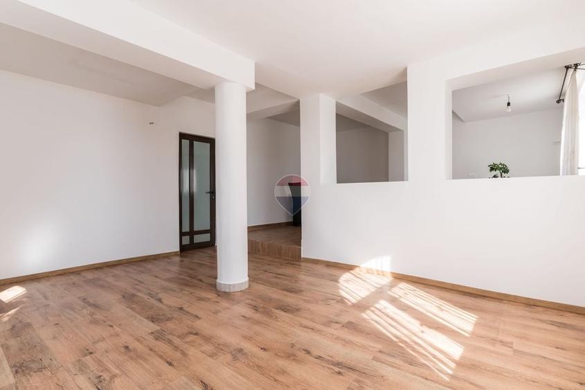 Casă individuală cu 9 camere cu Teren 1025 Mp în Bucium