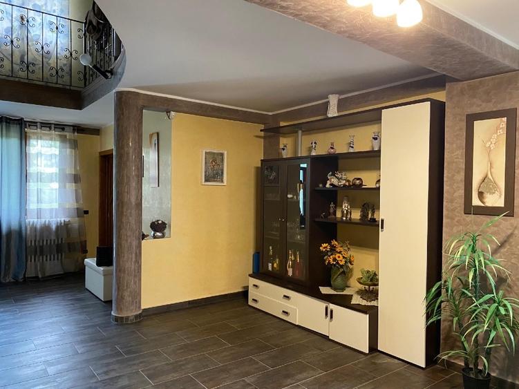 Casă individuală cu 5 camere cu Canalizare în Crucea de Jos