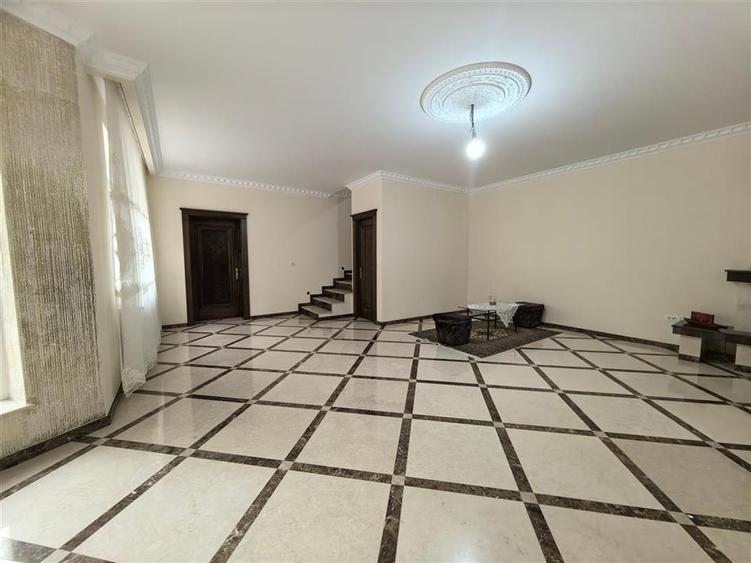 Casă individuală cu 6 camere cu Teren 180 Mp în Ultracentral