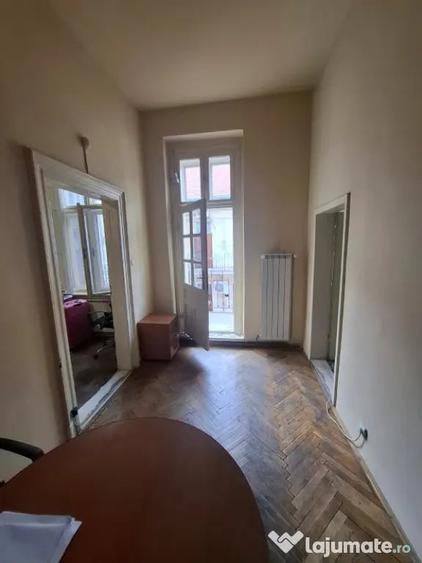 Apartament cu 4 camere semidecomandat în Central