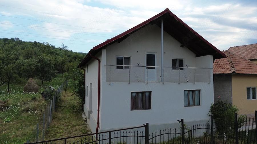 Casă cu Teren 320 Mp în Sălătrucel