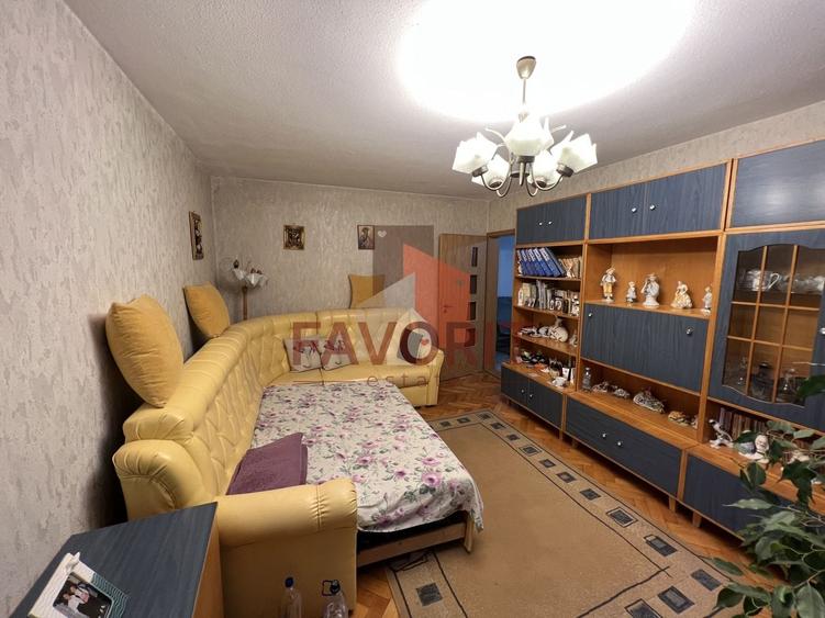 Apartament cu 3 camere decomandat în Aradului
