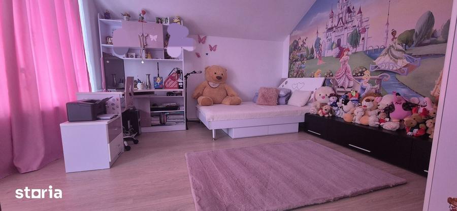 Casă cu 6 camere cu Teren 2106 Mp în Piatra