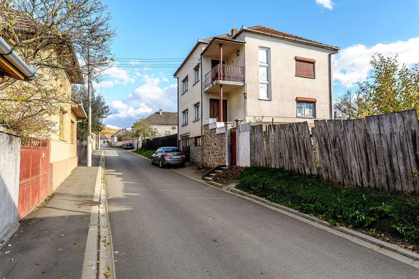 Casă individuală cu 8 camere cu Canalizare în Central