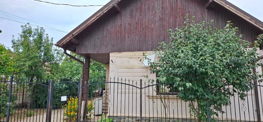 Casă individuală cu 3 camere cu Teren 900 Mp în Central