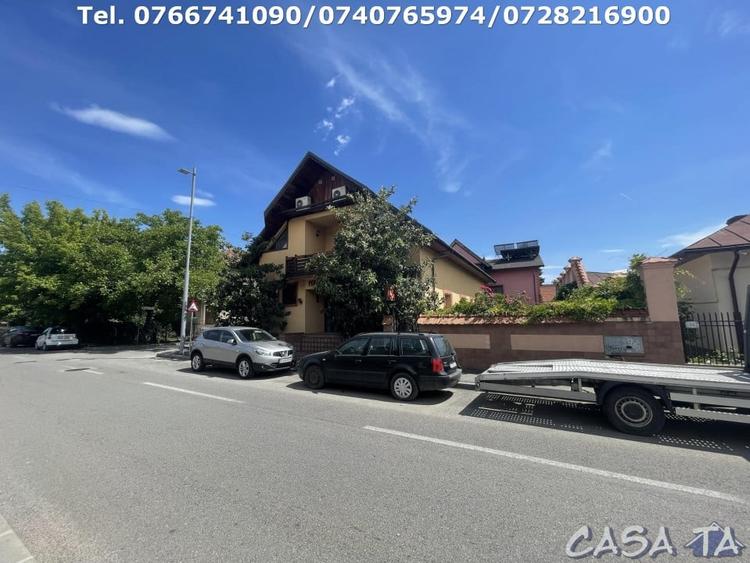 Casă individuală cu 8 camere cu Canalizare în Central