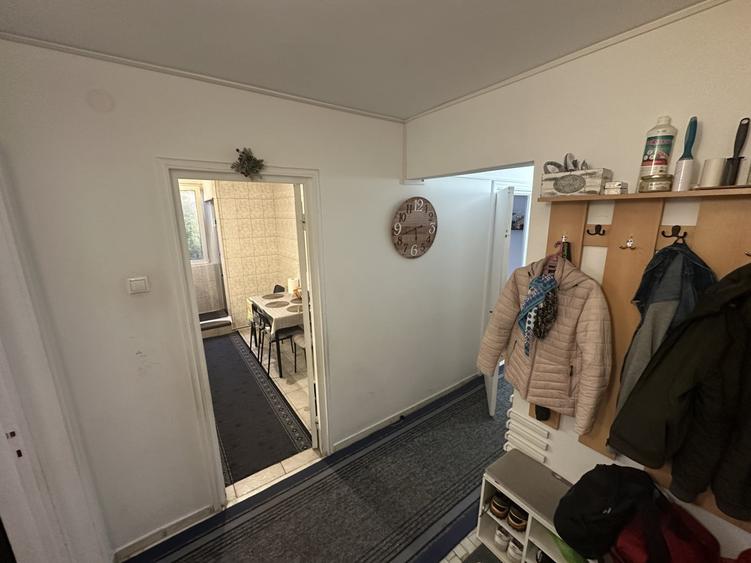 Apartament cu 3 camere decomandat, mobilat în Berceni