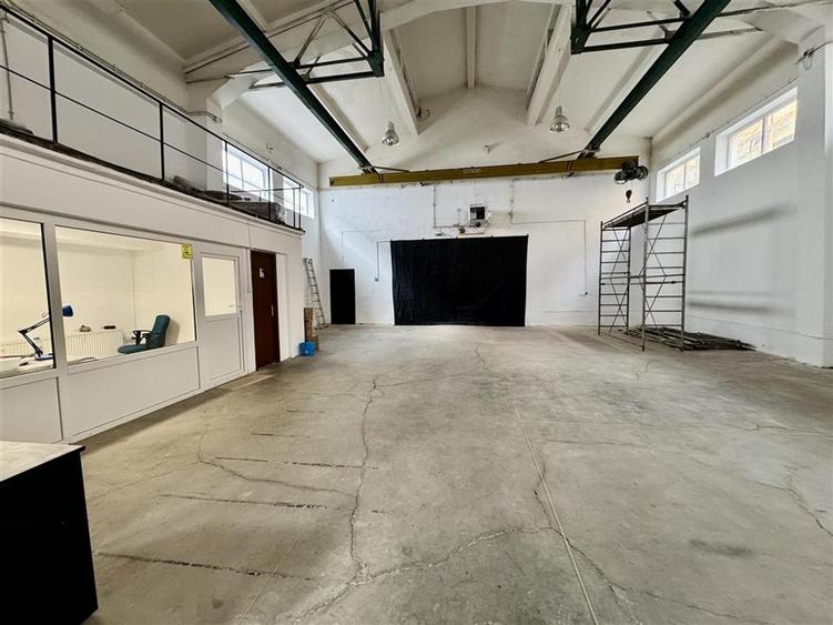 Spațiu industrial, de 238 mp, în Astra