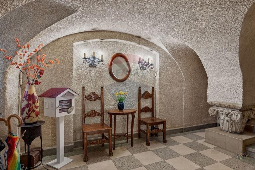 Apartament cu 10 camere decomandat, mobilat în Capitale