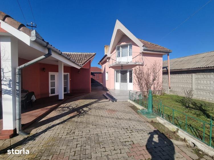 Casă cu 4 camere cu Teren 1202 Mp în Băcia