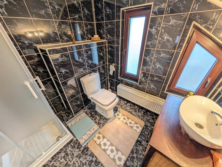 Casă individuală cu 7 camere cu Canalizare în Balotești