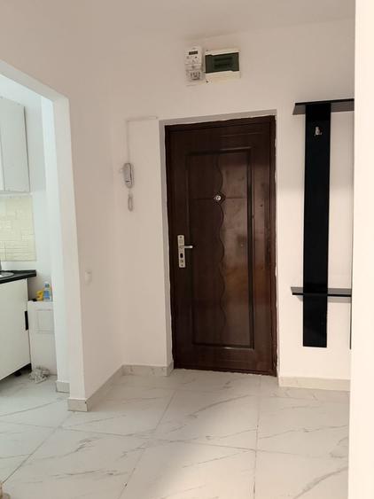 Apartament cu 3 camere semidecomandat, mobilat în Iancului