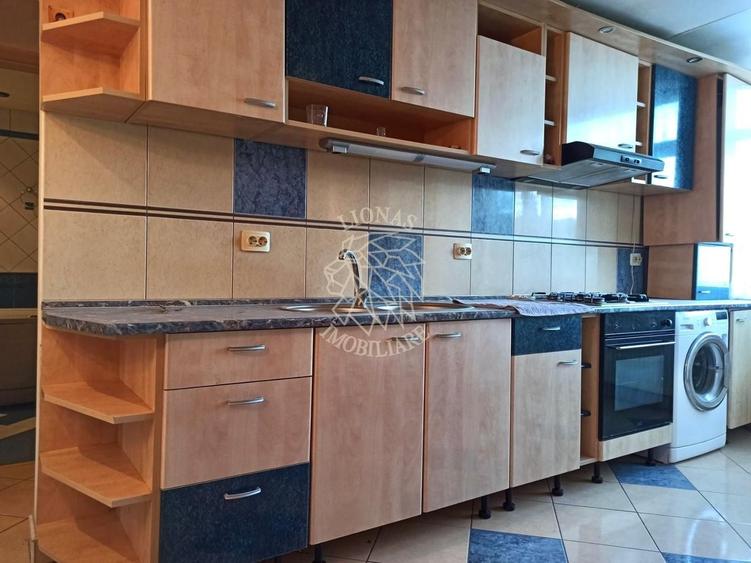 Apartament cu 4 camere semidecomandat, mobilat în Independenței
