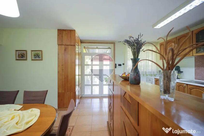 Casă cu 5 camere cu Teren 554 Mp în Central