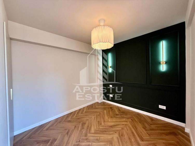 Apartament cu 3 camere semidecomandat, mobilat în P-ța Victoriei