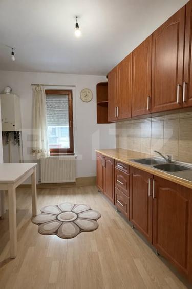 Apartament cu 3 camere decomandat, mobilat în Sângeorgiu de Mureș