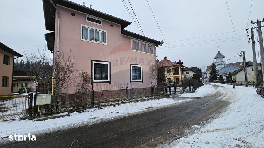 Casă cu 6 camere cu Teren 200 Mp în Central
