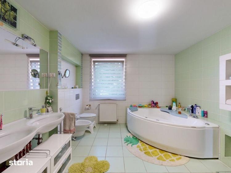 Casă cu 5 camere cu Teren 1104 Mp în Lipovei