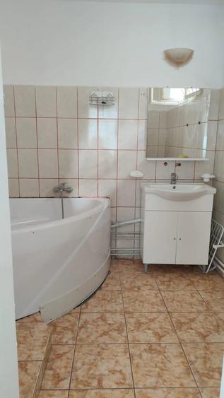 Apartament cu 3 camere semidecomandat în Ozana