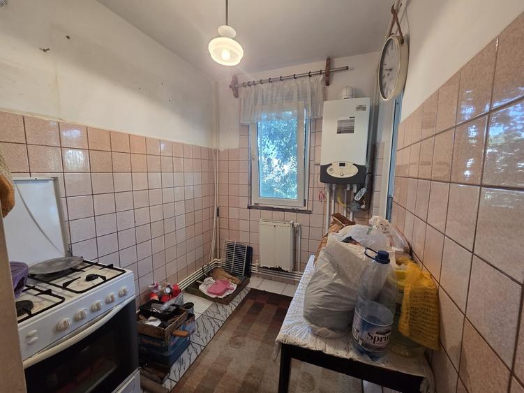 Apartament cu 3 camere semidecomandat în Micro 40