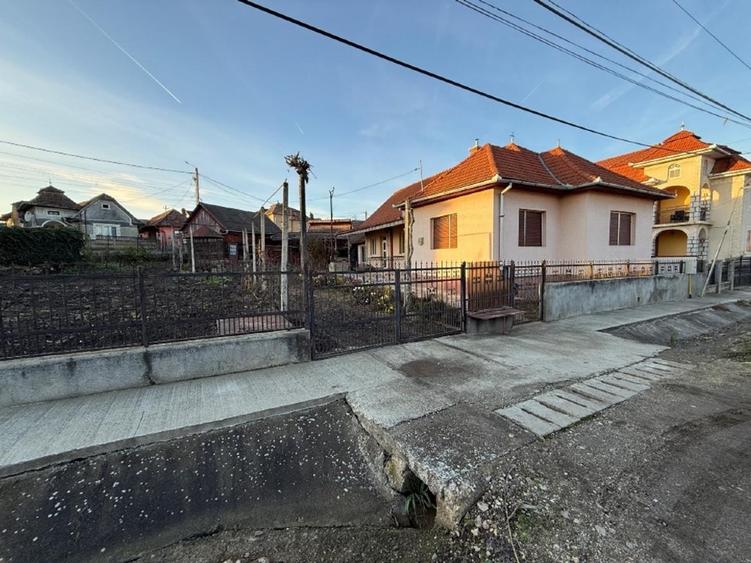 Casă individuală cu 4 camere cu Canalizare în Viișoara