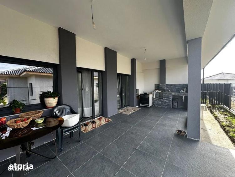 Casă cu 6 camere cu Teren 6.5 Mp în Groși