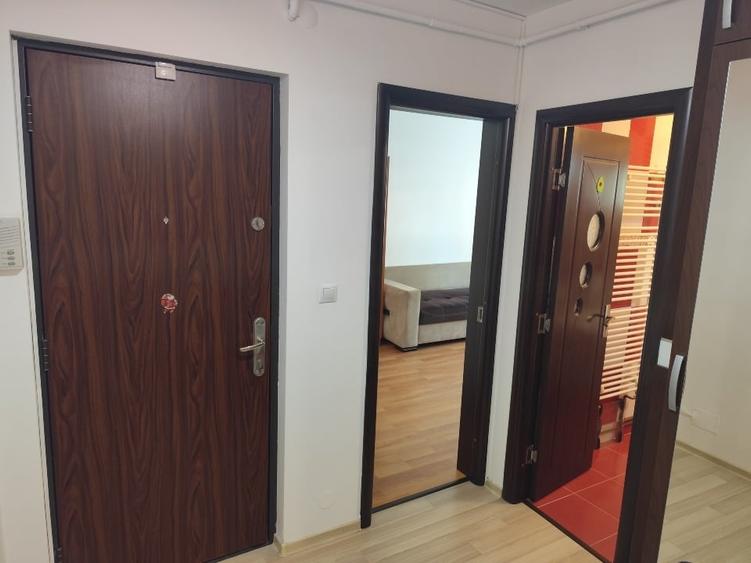 Apartament cu 3 camere semidecomandat, mobilat în Tractorul