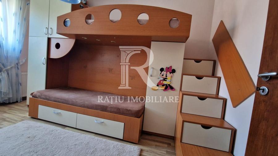 Apartament cu 3 camere semidecomandat, mobilat în Central